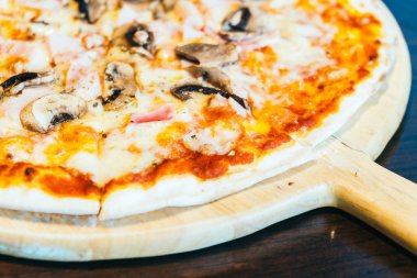 jambon ve mantar pizza