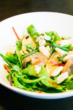 Baharatlı deniz mahsulleri salatası