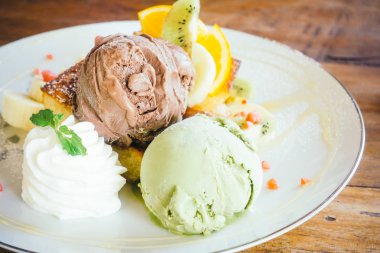 Bal tost ile dondurma