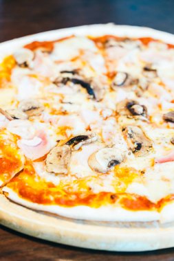 jambon ve mantar pizza