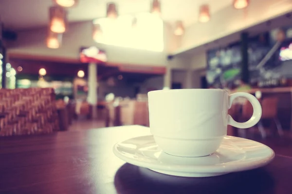 White coffee cup in coffee shop cafe — Stock Photo, Image