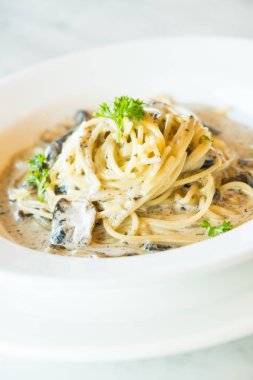 Trüf mantarlı makarna krema sosu