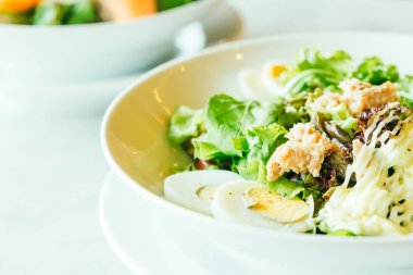 Beyaz kase taze ton balıklı salata