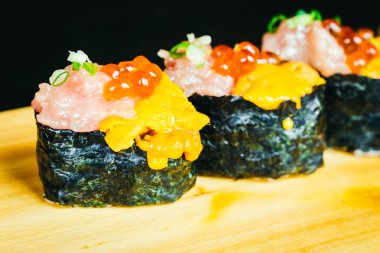 Uni suşi otoro ton balığı ve üstte somon yumurta ile
