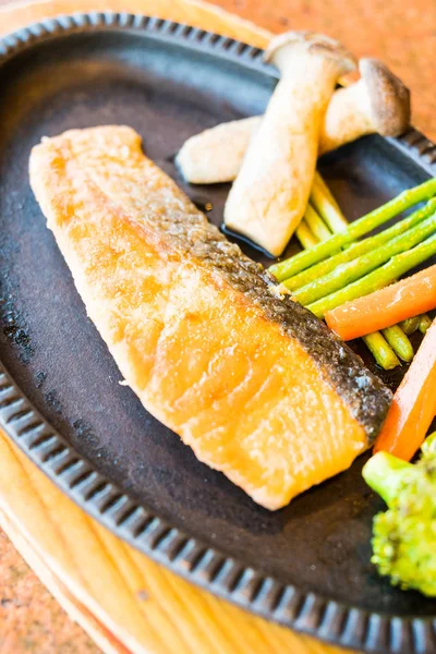 Filete de salmón con verduras — Foto de Stock