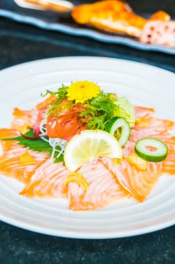 Beyaz tabak içinde Somon carpaccio