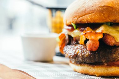 Sığır eti Hamburger sosis ve peynir ile