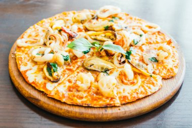Baharatlı deniz ürünleri pizza