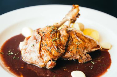 Biftek beyaz tabakta ördek meme