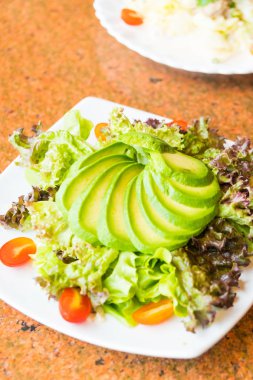 taze avokado salatası