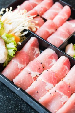 pişmemiş domuz eti