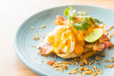 Plaka Kahvaltıda yumurta benedict