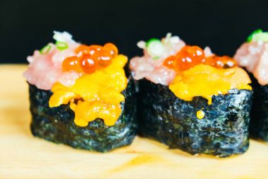 Uni suşi otoro ton balığı ve üstte somon yumurta ile