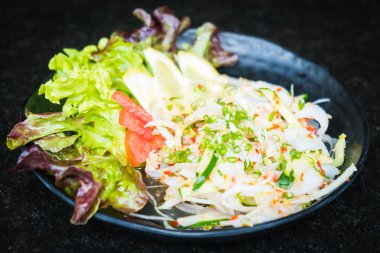 Acılı kalamar salatası