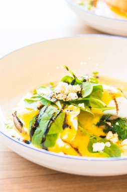 Mantar ve yumurta benedict beyaz plaka