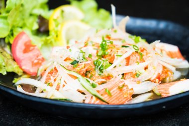 Baharatlı Yengeç sopa salatası