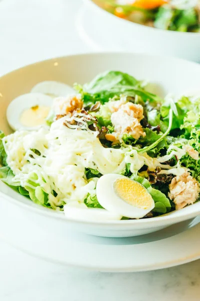 Verse Tonijnsalade in witte kom — Stockfoto