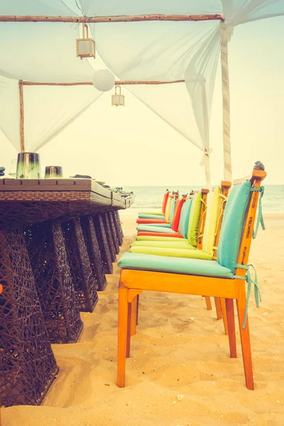 Tafel en stoel ingesteld op het strand voor het diner — Stockfoto