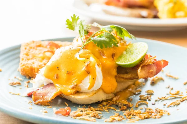 Egg benedict per la colazione in piatto — Foto Stock