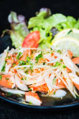 Baharatlı Yengeç sopa salatası