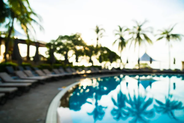 Silhueta de coco palmeira em torno da piscina — Fotografia de Stock