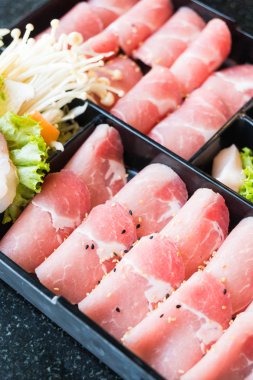 pişmemiş domuz eti