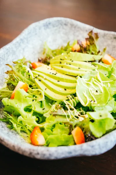 Avokádó és zöldség saláta eper — Stock Fotó