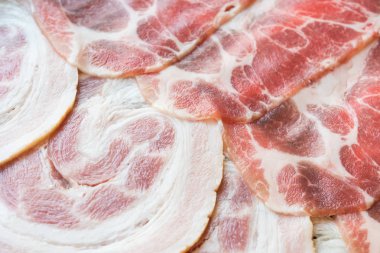 pişmemiş domuz eti