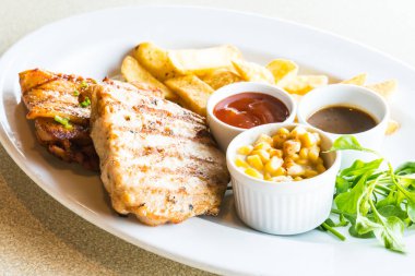 Domuz eti ve tavuk biftek