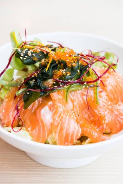 Beyaz tabak içinde somon salata