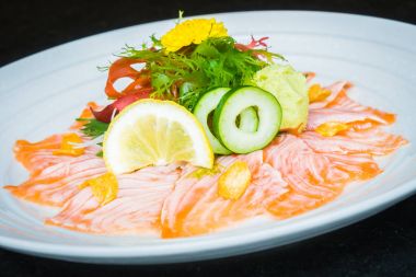 Beyaz tabak içinde Somon carpaccio