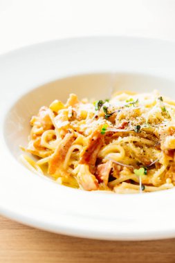 Spagetti carbonara beyaz plaka