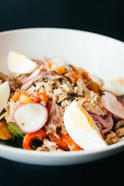 Ton balığı salatası yumurta