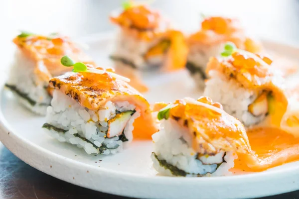 Rollo de sushi salmón a la parrilla —  Fotos de Stock