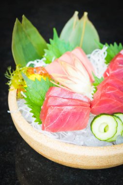 Ham ve taze orkinos et sashimi 