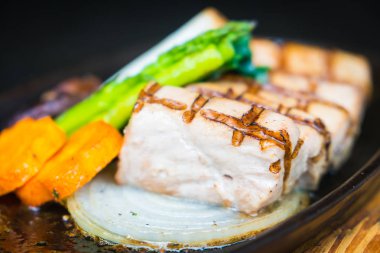 Ton balığı eti biftek