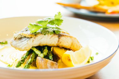 Barramundi veya pangasius balık ve et biftek