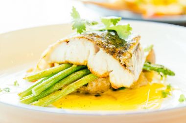 Barramundi veya pangasius balık ve et biftek