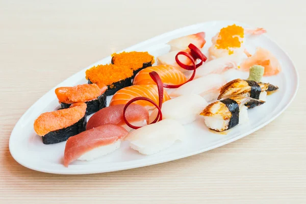 Sushi nigiri cru e fresco — Fotografia de Stock