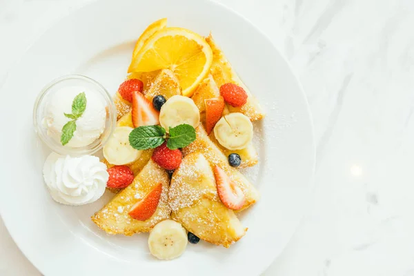 Pancake e pane tostato con frutta mista — Foto Stock