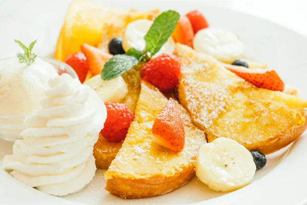 Pancake e pane tostato con frutta mista — Foto Stock