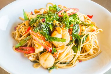 Acılı spagetti deniz ürünleri