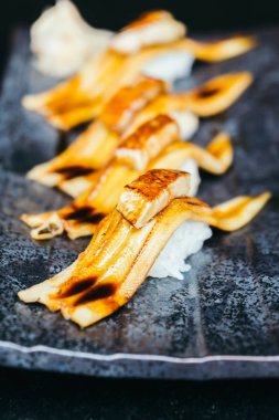 Suşi ile kaz ciğeri üst ızgara yılan balığı balık