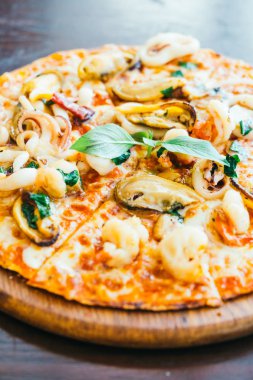 Baharatlı deniz ürünleri pizza