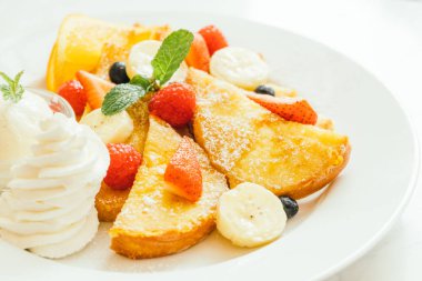 Gözleme ve ekmek tost ile karışık meyve