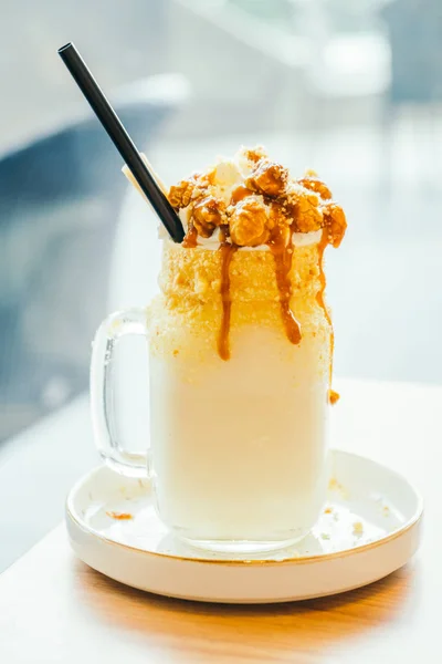 Caramel milkshake glas — Stockfoto