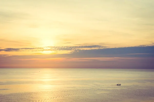 Schöner Sonnenaufgang am Himmel — Stockfoto