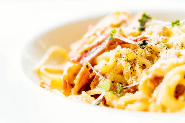 Espaguetis Carbonara en plato blanco — Foto de Stock