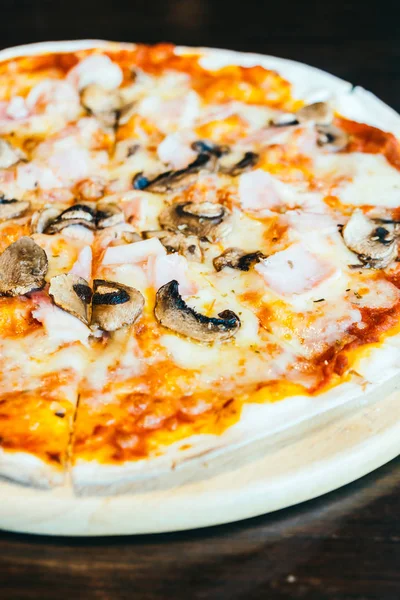Jambon ve mantar pizza — Stok fotoğraf