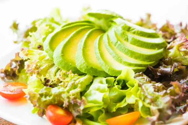 taze avokado salatası